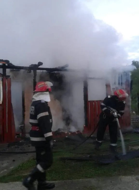 Bucătarie de vară cuprinsă de flăcări în Ciocmani