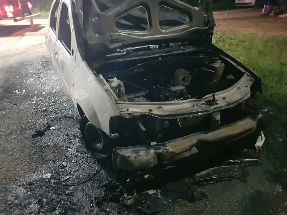 Autoturism făcut scrum, din cauza unui scurtcircuit