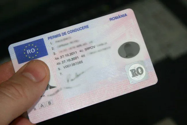 Tânăr de 18 ani, cercetat de polițiști. A fost prins fără permis