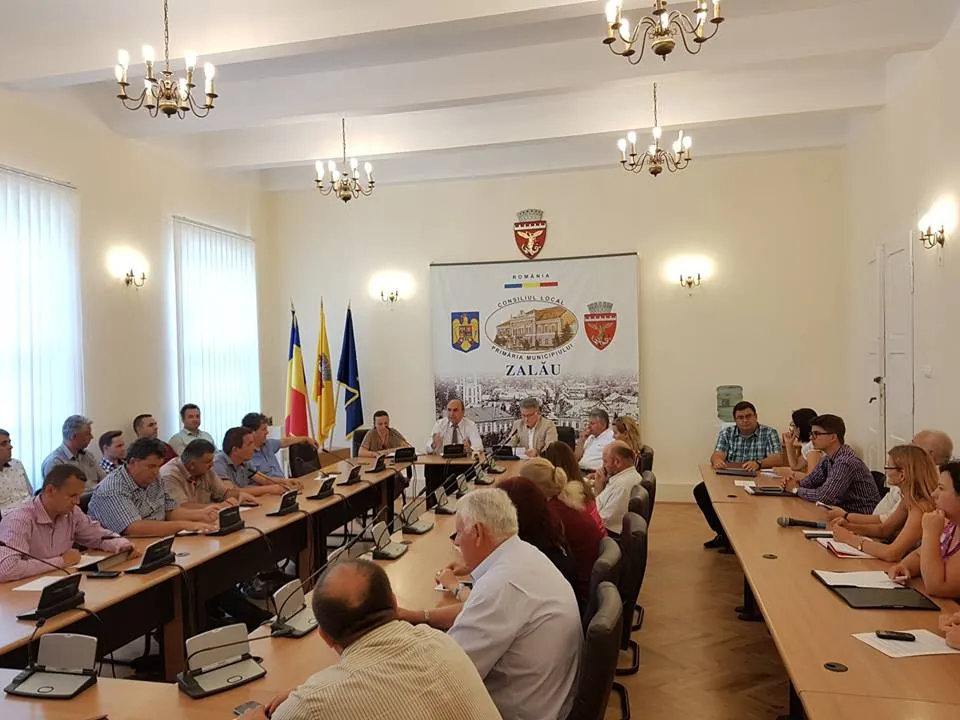 Zalău: Etajul halei agroalimentare din buricu' târgului este pustiu. Se iau măsuri pentru atragerea comercianţilor