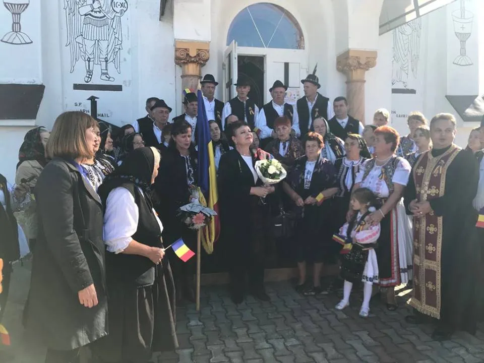 ''Caravana Unirii'' - la Meseșenii de Jos. Comunitatea, alături de interpreta de muzică populară Angela Buciu, a cinstit memoria eroilor