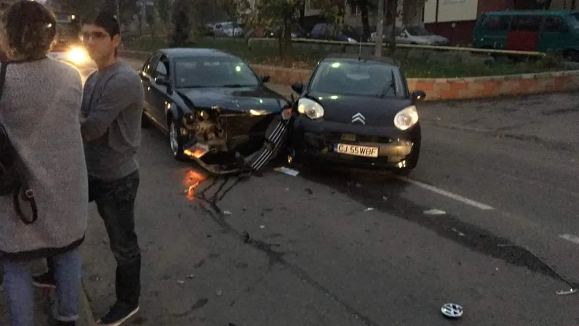 Coliziune între două autoturisme pe o stradă din municipiu