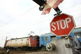 Şoferii ignoră semnele de la trecerile la nivel cu calea ferată. Vezi câte permise au fost reținute