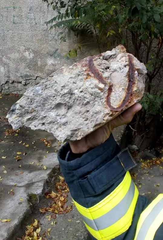Zălăuani, atenție! Cade tencuiala de pe blocuri!