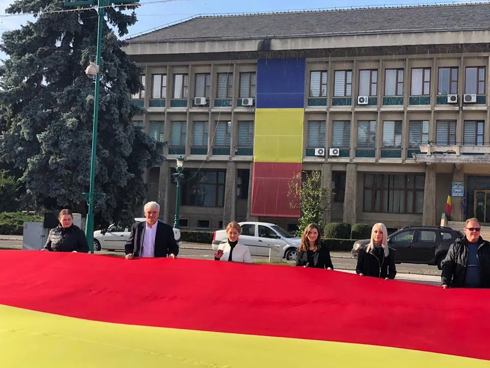 Caravana ''Tricolorul'' a ajuns la Zalău. Tinerii și seniorii liberali au desfășurat un tricolor uriaș în centrul orașului