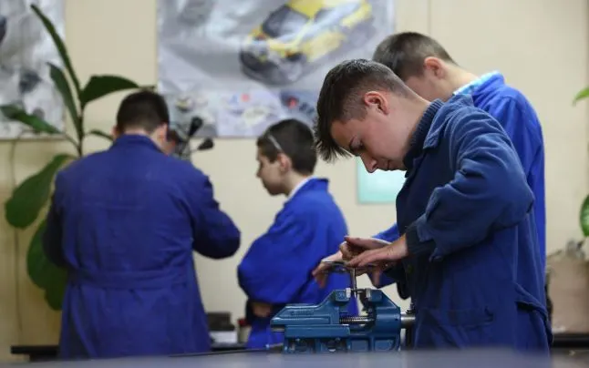 Agenții economici din Sălaj pot solicita școlarizarea elevilor în diverse meserii