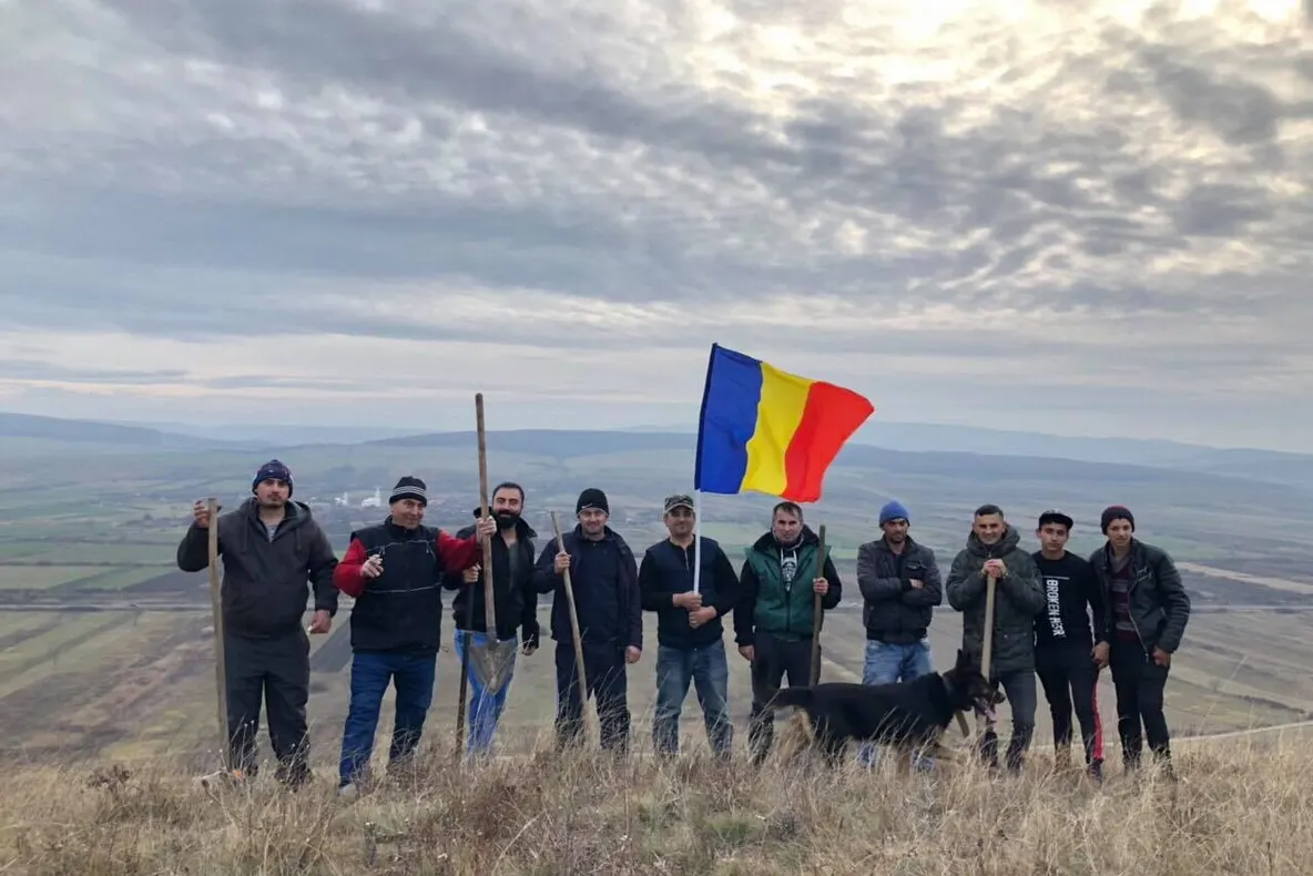 De Centenar: un nou eveniment inedit la Sălăjeni. Un grup tineri creează conturul hărţii României Mari prin plantarea a 100 de arbori