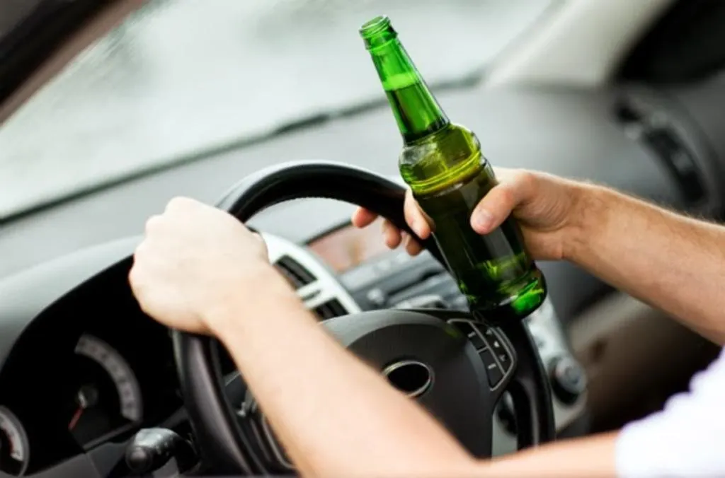 Prins în trafic beat, fără permis şi cu autoturismul neînmatriculat