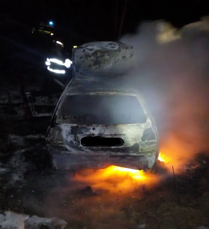 Autoturism mistuit de flăcări. Focul a fost pus intenţionat de o mână criminală