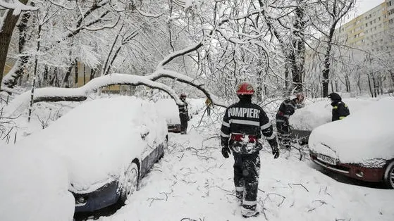 Drumuri blocate şi autoturisme avariate din cauza zăpezii