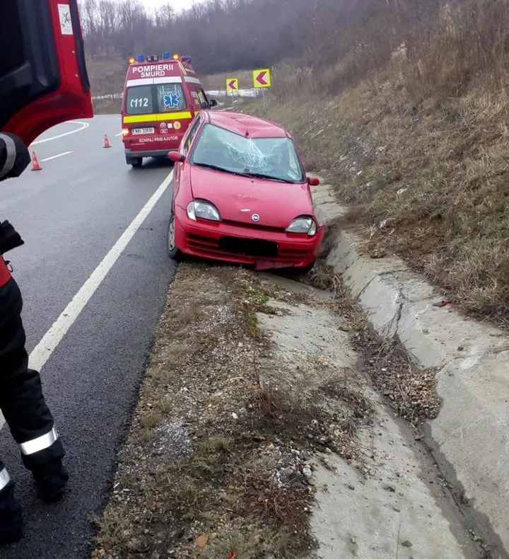 Vârsta nu e un impediment! La 86 de ani, un şofer a ajuns cu maşina-n şanţ