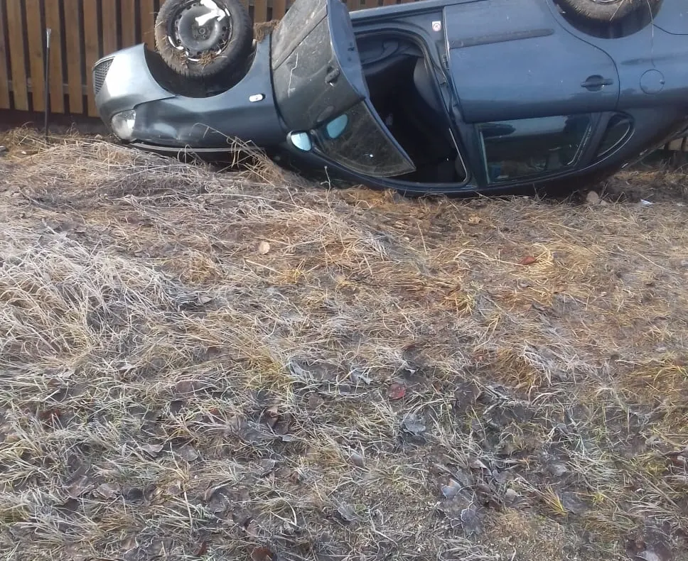 Accident la ieșire din Bobota. Autoturism, răsturnat în afara părții carosabile