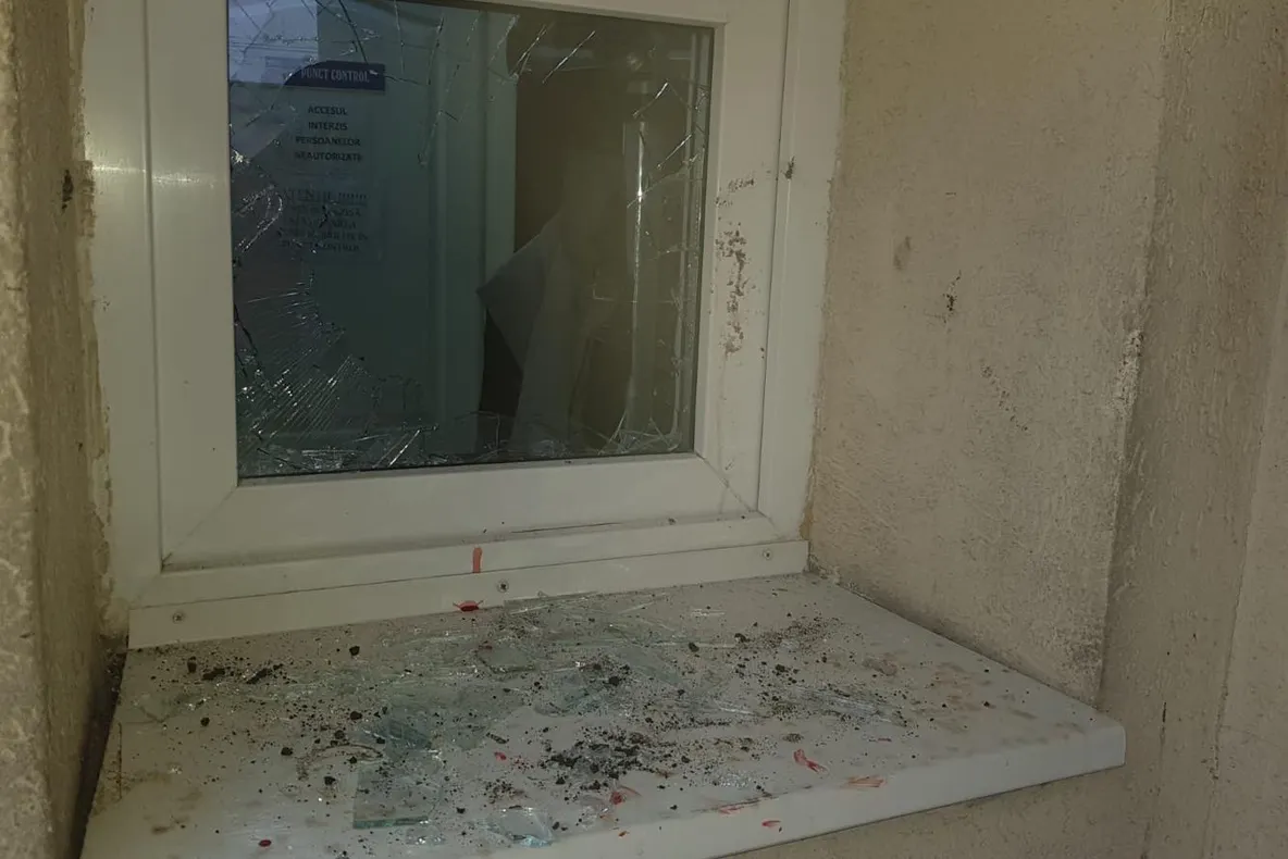 Sub aburii alcoolului, un tânăr jibouan a spart uşa şi geamurile unei locuinţe