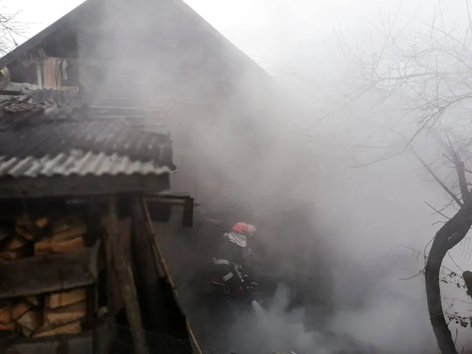 S-a jucat cu focul și a incendiat locuința părinților