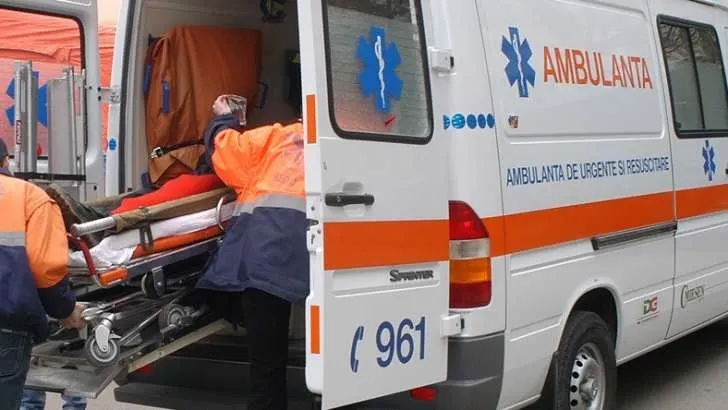 Zalău: O fetiță în vârstă de 12 ani a murit după ce a căzut dintr-un microbuz