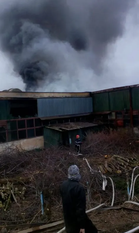 Pompierii, chemați să stingă un incendiu izbucnit la fosta fabrică Armătura