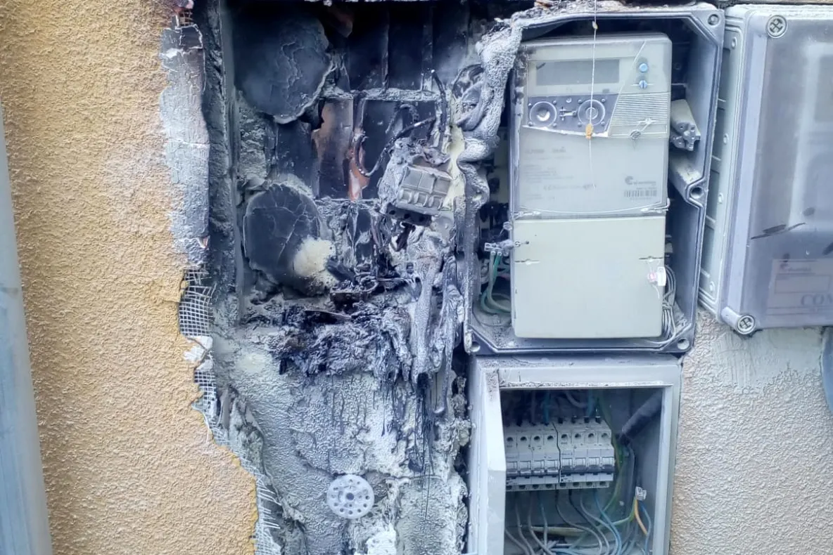 Panică într-un bloc de pe strada Ioan Nechita. Un tablou electric a luat foc