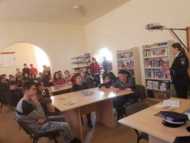 Elevii Liceului Tehnologic din Surduc, vizitaţi de poliţişti