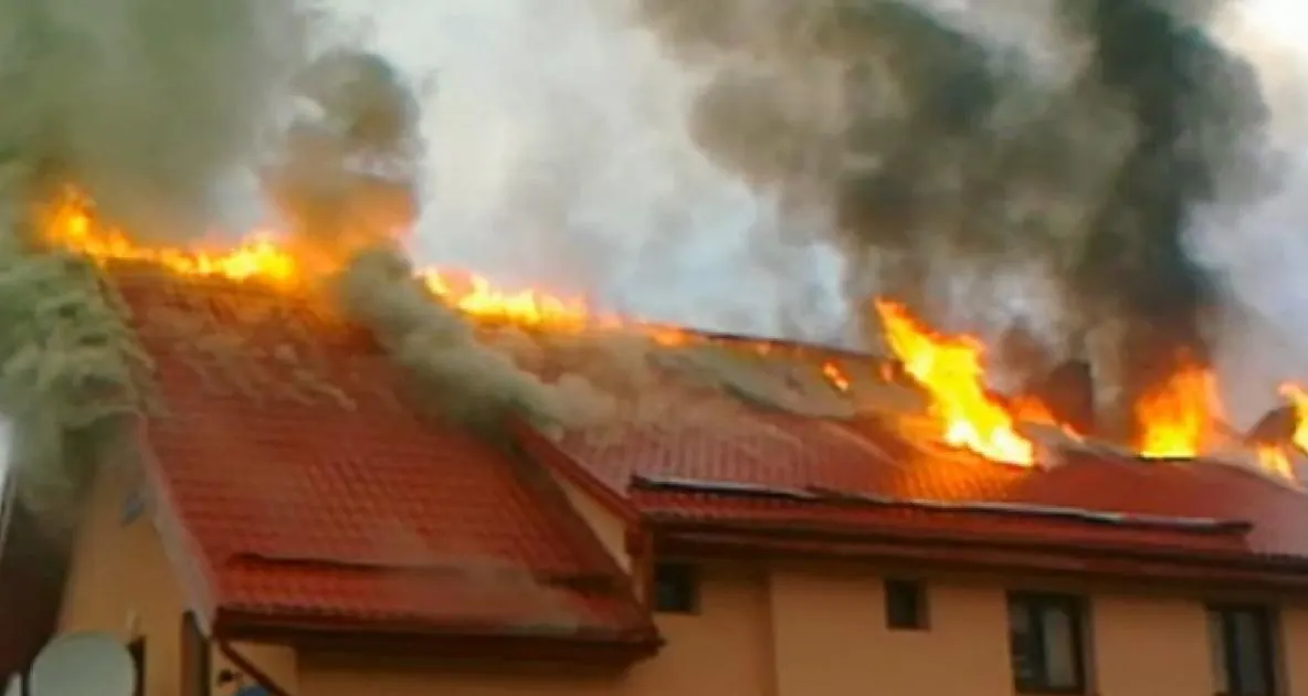 O casă din Horoatu Cehului, cuprinsă de flăcări în zori de zi