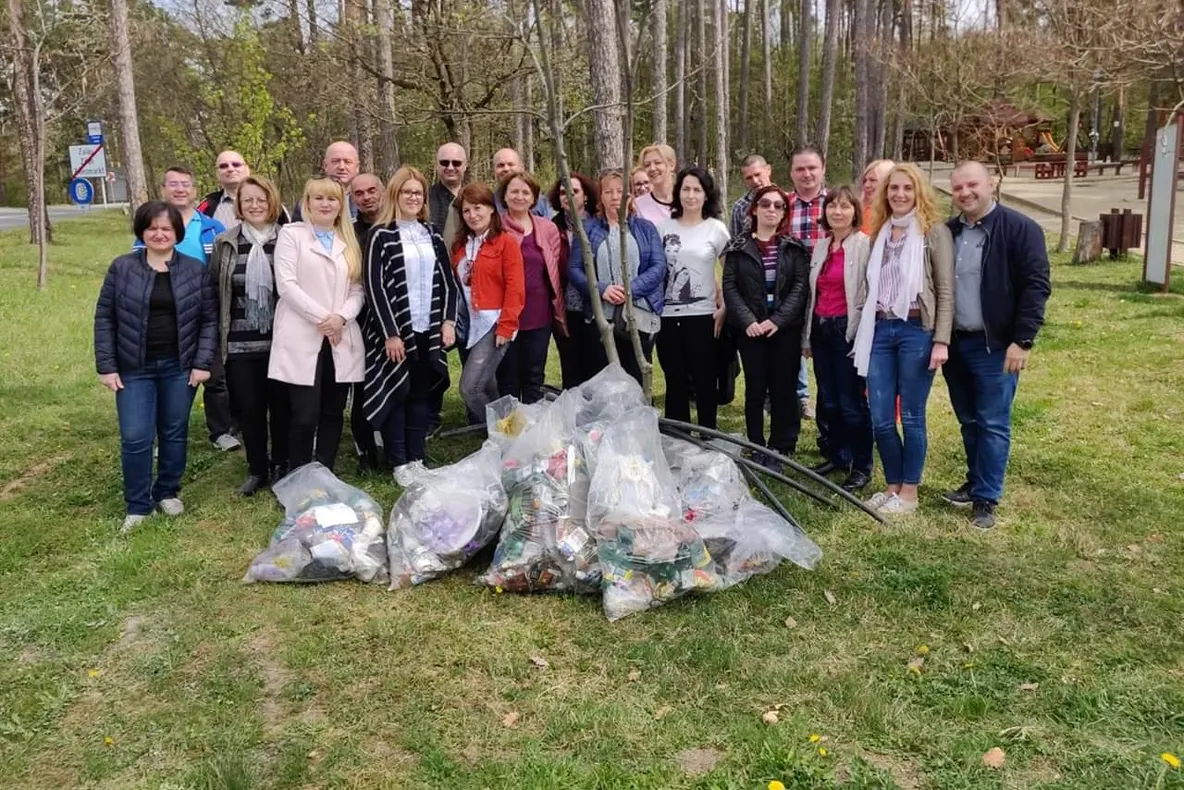 Angajaţii Prefecturii Sălaj, acţiune de ecologizare în Parcul Brădet
