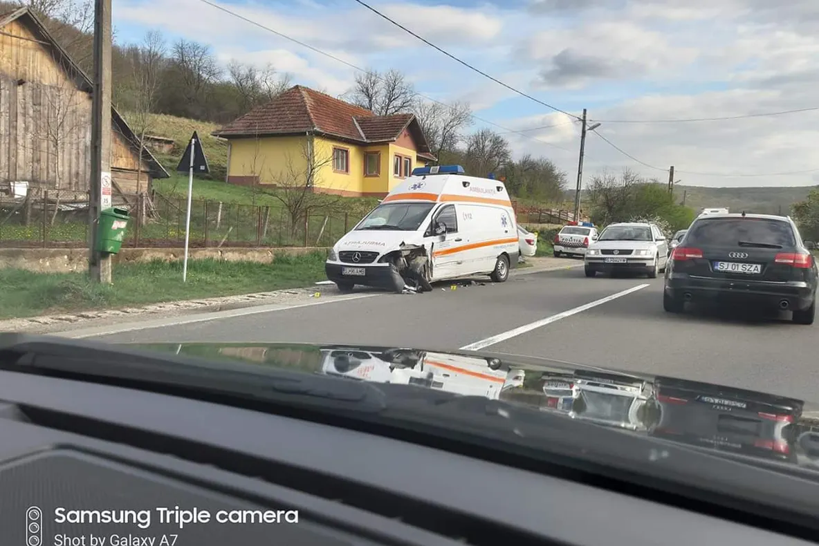 Sălaj: Ambulanță, lovită de un autoturism. O femeie a fost rănită ușor