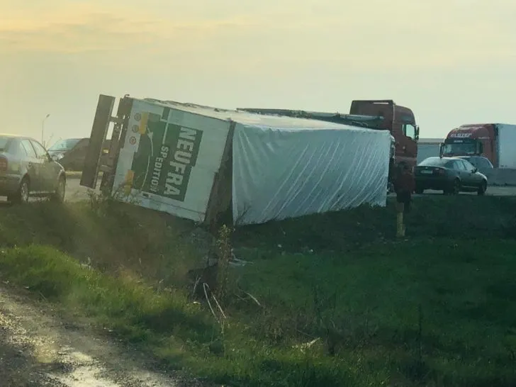 A aruncat molozul din construcții în județul vecin. Camionagiu din Sălaj, amendat în Cluj