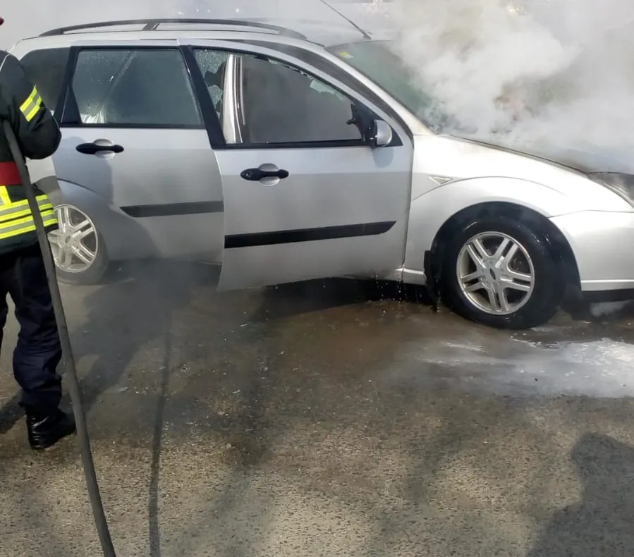 Un autoturism parcat pe o stradă din Zalău, cuprins de flăcări. Pompierii au fost chemaţi în ajutor