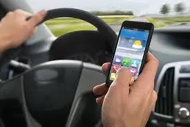 Sute de șoferi au fost amendați pentru că vorbeau la telefon în trafic