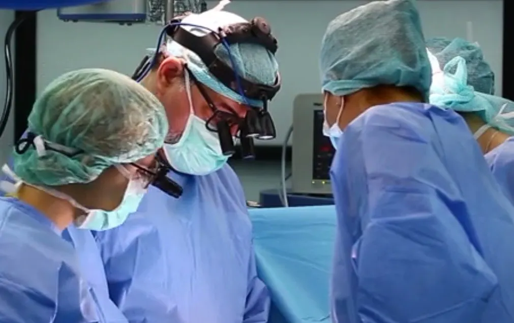Un sălăjean de 24 de ani a primit o inimă nouă. Transplantul de cord a avut loc la Târgu Mureș