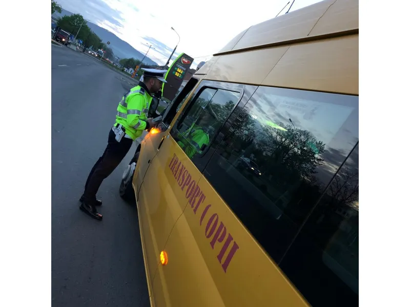 Mijloacele de transport persoane și elevi, verificate de polițiștii rutieri. Ce nereguli au descoperit oamenii legii