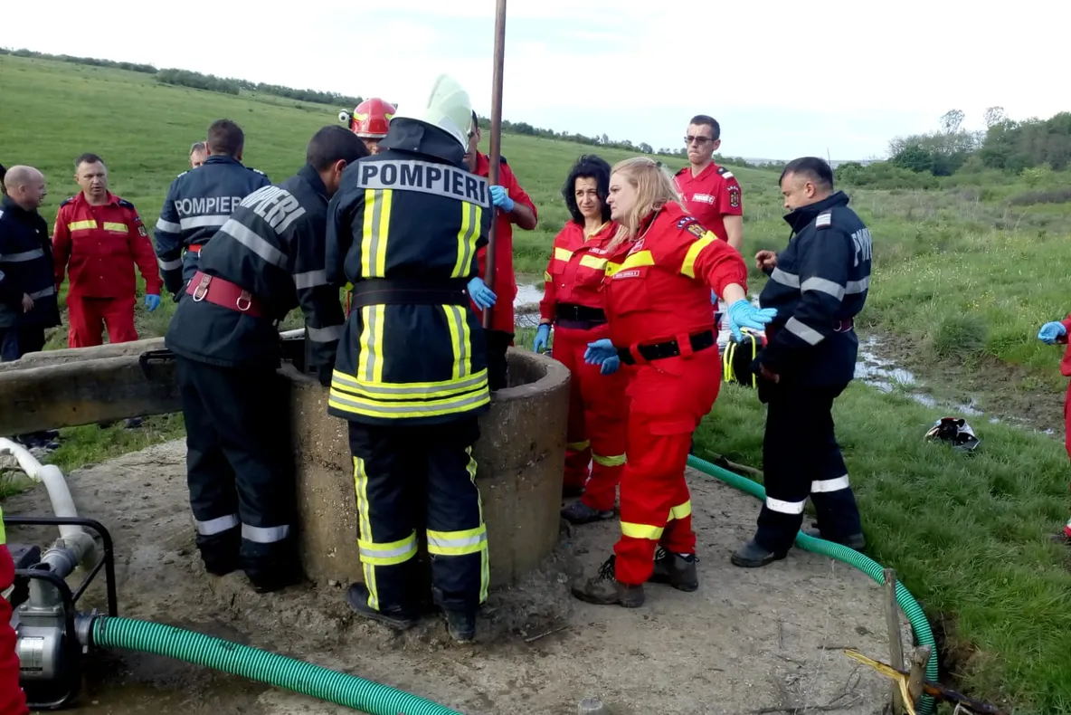 UPDATE: Eforturi pentru salvarea copilului căzut în fântână
