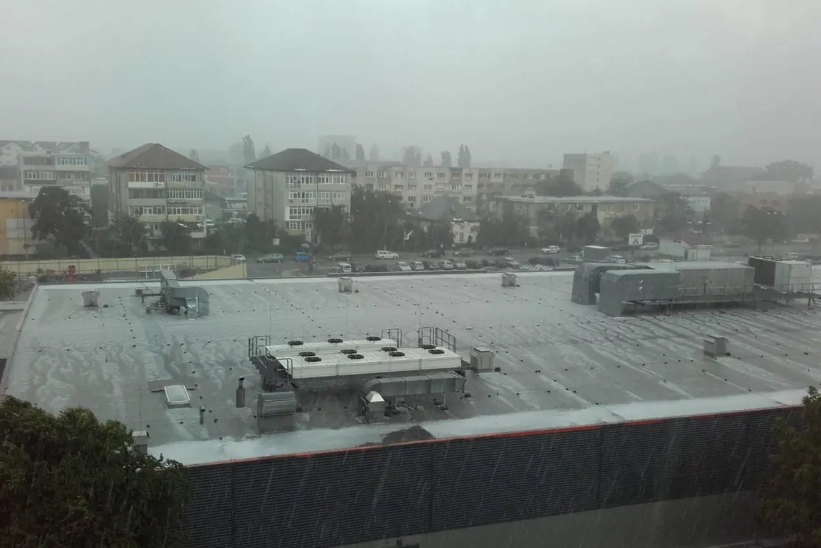 Video Grindina cât oul de găină a fãcut ravagii în Zalău