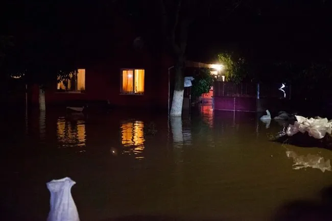 La ceas de seară, inundații la Șimleu Silvaniei. Copii, evacuați din calea apelor