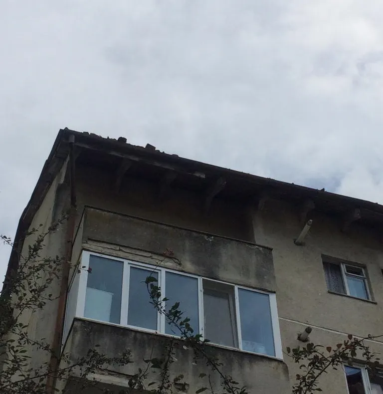 Atenție! Cad țiglele de pe blocuri
