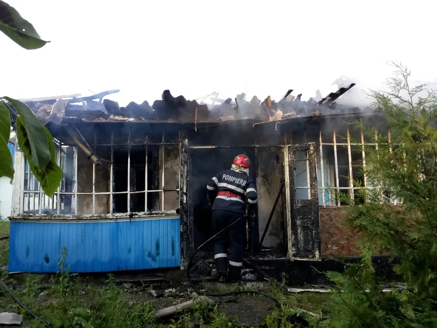 Incendiu într-o gospodărie din  Şărmăşag. Un bărbat şi-a pierdut viaţa, iar soţia acestuia a suferit arsuri