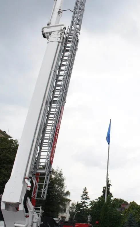 Pompierii, chemaţi să înlăture bucăţi de sticlă spartă din geamurile unei clădiri