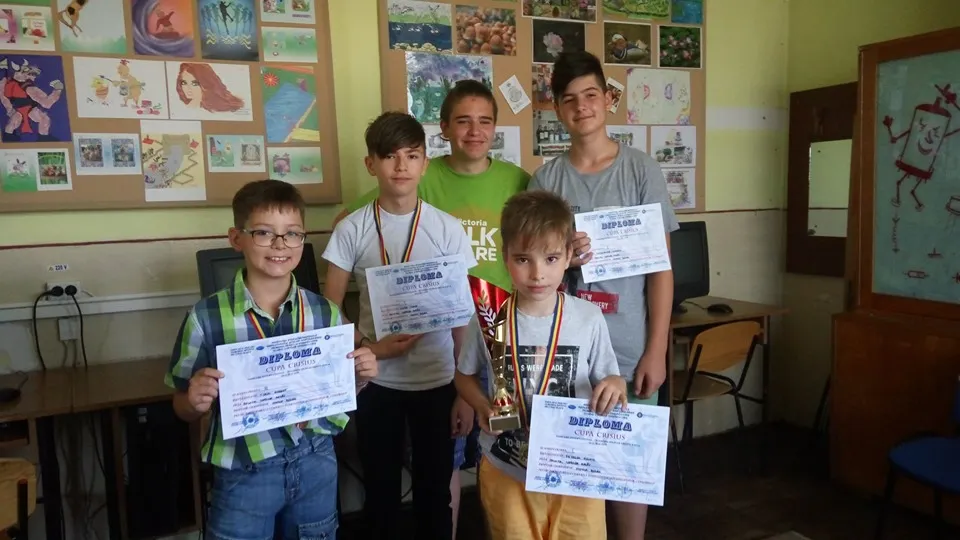 Echipajul Cercului de Informatică de la Palatul Copiilor Zalău, locul I la ’’Cupa Crisius’’