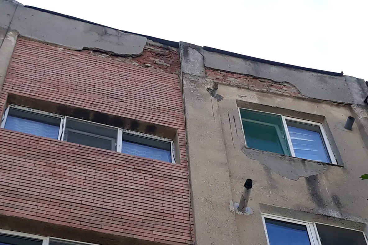 Pericol pe strada Torentului din municipiu. Cad bucăţi de tencuială de pe blocuri