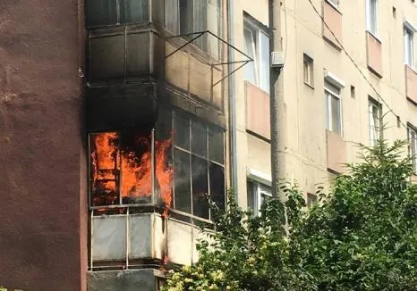 Panică pe strada Nicolae Bălcescu din municipiu. Balconul unui apartament, cuprins de flăcări