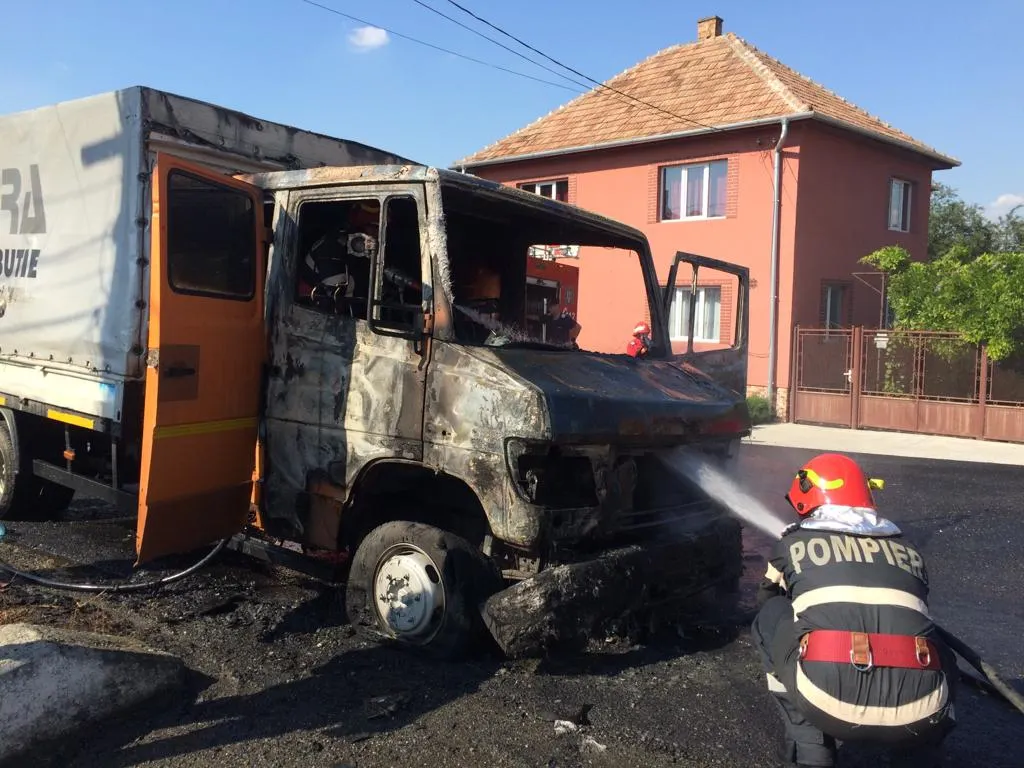 O autoutilitară a luat foc, la Borla. Circulaţia rutieră, blocată pe ambele sensuri