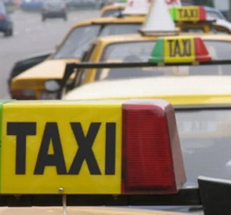 Ţinută obligatorie pentru şoferii de taxi din Zalău