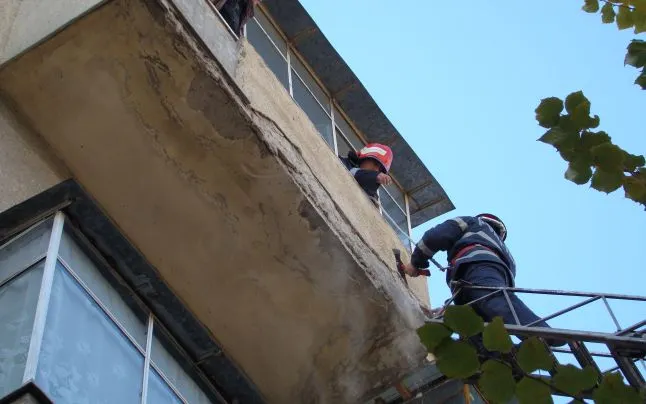 Circulaţia rutieră pe strada Păcii, blocată din cauza unor bucăţi de construcţie desprinse de pe faţada unui imobil