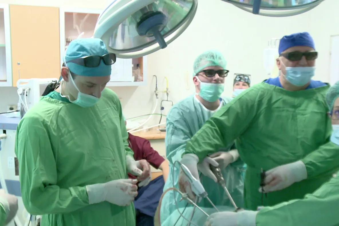 Premieră în secţia de Urologie din cadrul Spitalului Judeţean Zalău. Intervenţie laparoscopică 3D - prostatectomie radicală live surgery