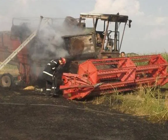 Combină agricolă, cuprinsă de flăcări la ieșire  din localitatea Treznea. Pompierii, chemați în ajutor