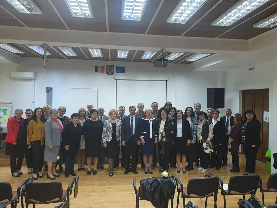 "Lauri pentru seniori" - Cadrele didactice pensionate, felicitate