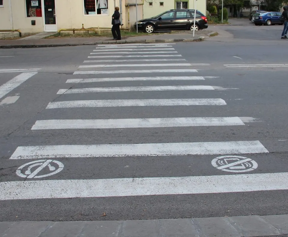 La Zalău, marcaje de avertizare pe trecerile pentru pietoni