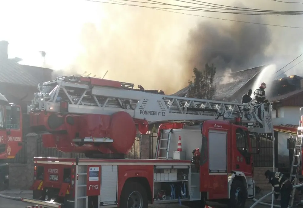 Două case din cartierul Ortelec, cuprinse de flăcări. Pompierii, la fața locului