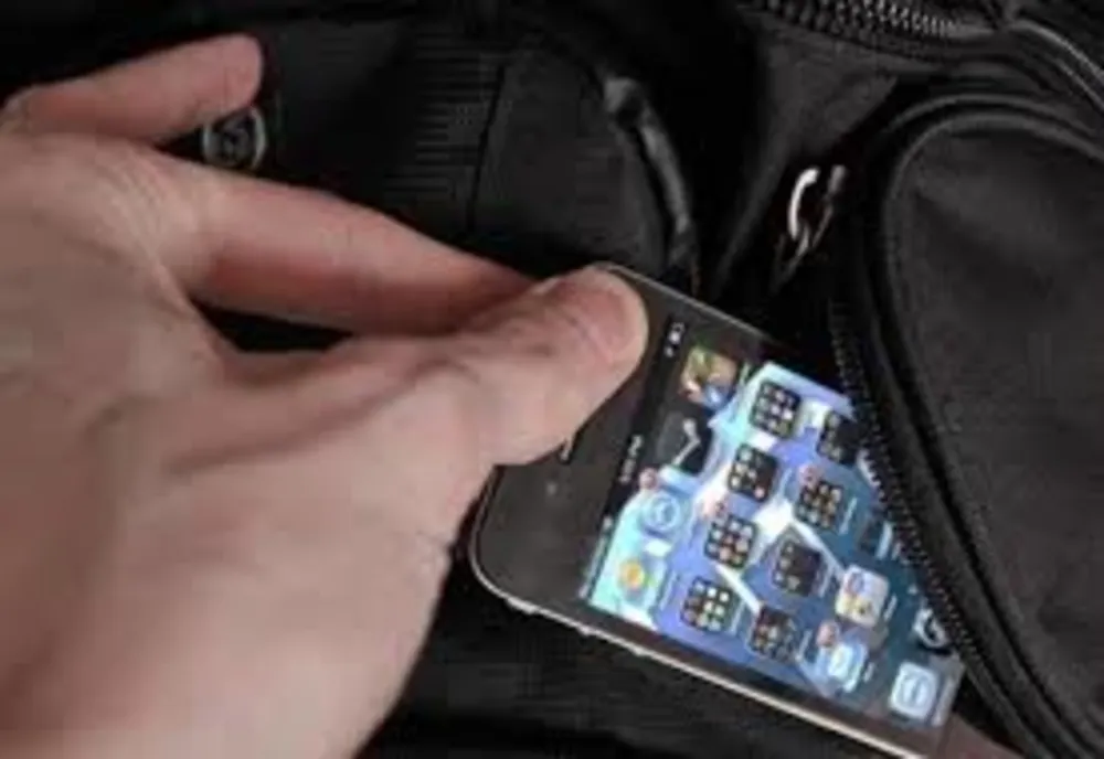 A furat un telefon în urmă cu patru ani