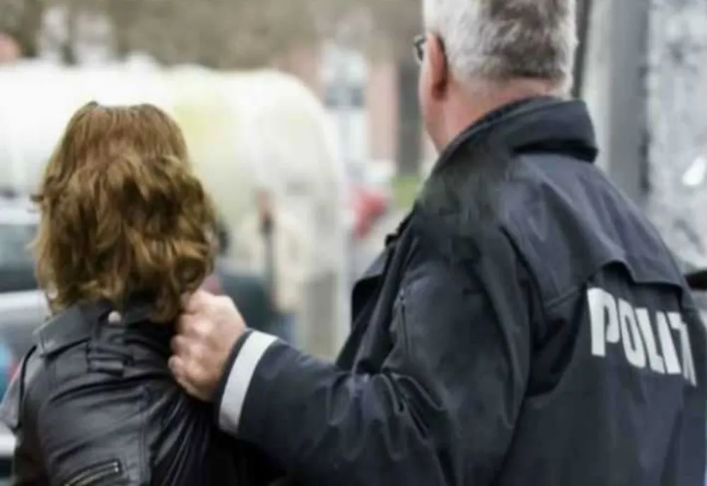 Prinsă imediat după ce a sustras bani dintr-o locuinţă