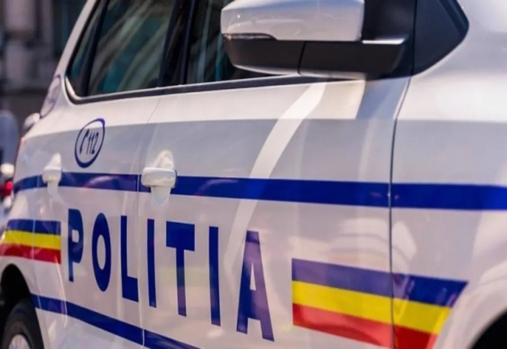 A ajuns cu mașina într-un stâlp 
